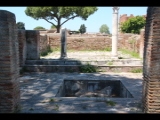 06959 ostia - regio i - insula xi - domus del tempio rotondo (i,xi,2-3) - blick in raum (c) - hof - dahinter raum (d).jpg